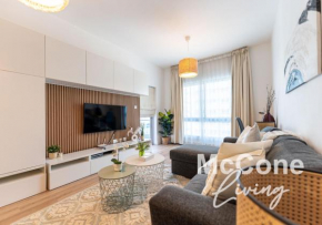 Central 1BR in Marina with Private Terrace & Pool